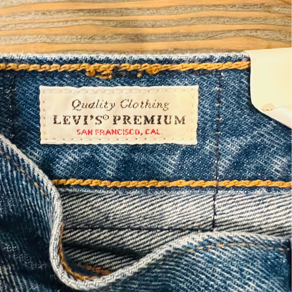 NWT Levi’s Premium Wedgie Straight Distressed Jeans - Picture 6 of 8